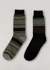 Pack de dos pares de medias de caña alta, uno gris con rayas horizontales en negro, marrón y verde, y otro negro con rayas horizontales en marrón y verde.