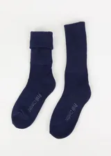 Par de medias de caña media color azul marino, con puño doble y felpa interior.