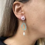 Aros colgantes con base circular rosa, pieza de acrílico transparente con diseño turquesa y perla de río natural.