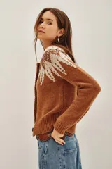 Cardigan de punto color tostado con diseño jacquard en tonos crema y marrón, decorado con lentejuelas. Presenta cuello redondo, cierre frontal con botones oscuros y puños acanalados.