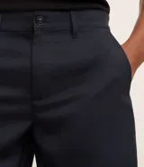 Bermuda recta azul marino confeccionada en sarga con tecnología que reduce las arrugas, seca rápido y ofrece mayor elasticidad.