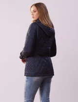 Campera capitoneada azul marino con capucha desmontable, cierre frontal con botones a presión y bolsillos laterales con cierre.