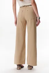 Pantalón negro de corte recto, pierna ancha y tiro alto, con detalles de pespuntes blancos a contratono.