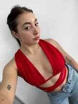 Top negro con escote halter y tiras cruzadas en el abdomen.