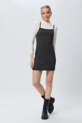 Vestido corto negro con textura de cuadrillé, sin mangas y ajustado al cuerpo.