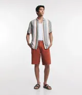 Bermuda de sarga color blanco, de corte recto y diseño básico con bolsillos laterales y traseros.