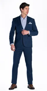 Ambo de vestir para hombre en color azul marino, compuesto por saco de botonadura simple con solapas de muesca, bolsillos con solapa y pañuelo decorativo en el bolsillo superior, acompañado de pantalón de corte recto y formal.