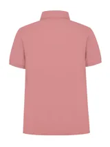Chomba de piqué color rosado, con cuello camisero, manga corta y cierre frontal de botones. Cuenta con bordado sutil del logo de la marca en el pecho.