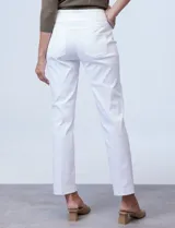 Pantalón de gabardina elastizada con pretina ancha elástica, bolsillos simulados en la parte delantera y bolsillos aplicados en la parte trasera.