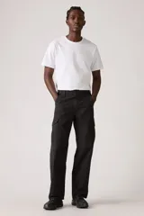 Pantalón cargo baggy color negro, con bolsillos laterales y corte holgado.