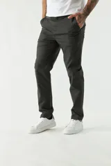 Pantalón chino clásico color ladrillo, de corte slim, con presillas para cinturón.