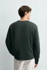 Camiseta de manga larga con cuello redondo, confeccionada en tejido de algodón con textura tipo waffle y acabados en rib.