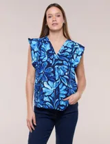 Blusa estampada en tonos azules con diseño floral, de corte holgado, escote en V y mangas casquillo con volados en los hombros.