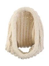 Poncho tejido a mano en lana merino color crudo, con capucha, cuello alto y flecos.