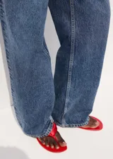 Jeans de corte recto y tiro medio en color azul clásico, con bolsillos delanteros y traseros, y cierre frontal con botón y cremallera.