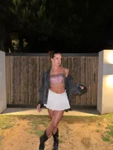 Bota estilo texana de cuero negro con detalles de costuras blancas en contraste y diseño bordado en la caña. Cuenta con taco cuadrado y punta fina.