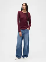 Remera de manga larga confeccionada en tejido tipo waffle, con cuello redondo y ruedo redondeado.