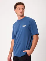Remera azul de manga corta, con calce holgado y pequeño estampado ovalado en el pecho.