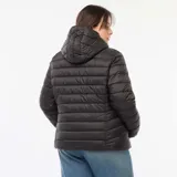 Anorak acolchado de diseño ligero con cierre frontal, cuello alto y bolsillos laterales. Presenta un acabado impermeable y costuras horizontales que distribuyen el relleno uniformemente.