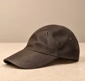 Gorro con visera de cuero con estampa animal print de leopardo, ojalillos metálicos de ventilación y diseño estructurado.