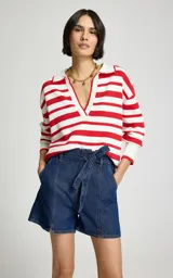 Sweater de punto Le Lis Blanc con diseño de rayas horizontales rojas y blancas, cuello polo con escote en V profundo, mangas largas de hombros caídos y puños acanalados.