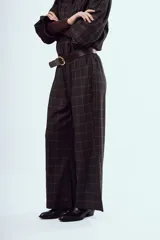 Pantalon de vestir tiro alto corte ancho confeccionado en tela a cuadros.