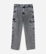 Pantalón de jean corte baggy con bolsillos cargo laterales, cierre de botón y cremallera, y cintura con trabillas.