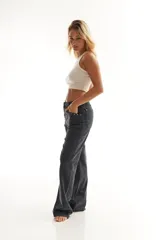 Pantalón de jean negro de corte recto.