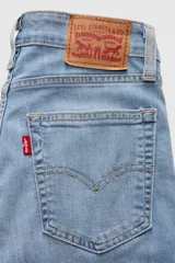 Jeans de tiro alto con corte acampanado, confeccionados en denim de lavado claro. Presentan cierre de botón y cremallera, con diseño clásico de cinco bolsillos.