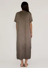 Vestido largo amarillo de lino, con escote en V, mangas cortas y bolsillos laterales.