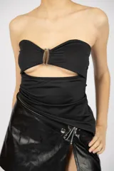 Top bandeau negro con abertura en el abdomen y detalle metálico plateado en el centro del busto.