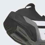 Championes de entrenamiento Adidas Rapidmove ADV 2, color negro con detalles en blanco y gris. Presentan un diseño técnico con exterior textil transpirable, mediasuela con tecnología LightstrikePro para mayor amortiguación y suela de caucho Continental para un agarre superior.
