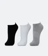 Kit de tres pares de medias deportivas invisibles, de algodón con suela atoallada. Incluye un par negro, un par blanco y un par gris.