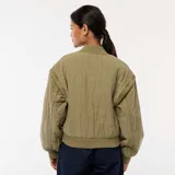 Chaqueta bomber acolchada color verde oliva, con cuello, puños y bajo acanalados. Presenta cierre frontal con botones a presión, bolsillos delanteros con solapa y mangas largas extraíbles.