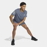 Remera deportiva Adidas Adi365 Climacool de color gris, con cuello redondo y mangas cortas. Cuenta con tecnología Climacool para absorción del sudor, las clásicas tres tiras reflectantes en las mangas y el logo de la marca en el pecho.