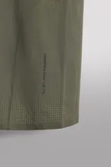 Camiseta de entrenamiento de corte relajado, confeccionada en tejido técnico ligero y elástico con textura microperforada. Presenta cuello redondo, manga corta y costuras termofijadas.