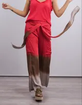 Pantalón de viscosa con estampado degradado de color rojo a marrón.