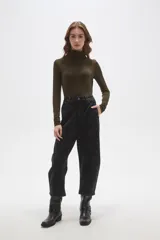 Pantalon de jean estilo barrel con efecto lavado, de tiro medio, con bolsillos laterales y traseros.