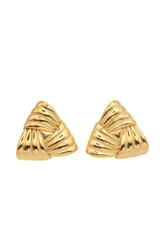 Par de caravanas triangulares doradas con diseño de líneas entrelazadas.