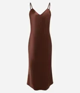 Vestido slip midi satinado color negro, con escote en V, breteles finos regulables y caída fluida.