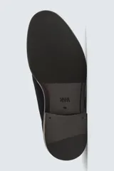 Zapato tipo derby con cordones, confeccionado en piel con acabado de serraje. Presenta horma redonda y suela a contraste.
