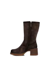 Bota de caña media confeccionada en cuero descarne color gris oscuro, con interior forrado en símil piel. Presenta un diseño de punta redonda, taco cuadrado y plataforma de madera.