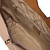 Cartera tipo hobo estructurada de material símil cuero color habano, con asa corta fija para hombro y correa larga regulable y desmontable. Presenta herrajes metálicos color dorado y cierre en el compartimento principal.