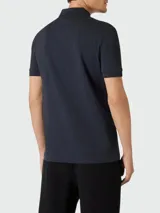 Remera polo de piqué color azul marino de corte regular, con mangas cortas, cuello clásico y tapeta con dos botones. Cuenta con el logo de la marca bordado sutilmente en el pecho.