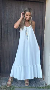 Vestido largo blanco de seda con breteles finos.