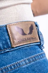 Pantalón de jean azul de corte wide leg.