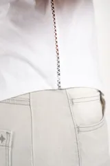 Musculosa blanca de algodón peinado, con escote redondo y corte al cuerpo.