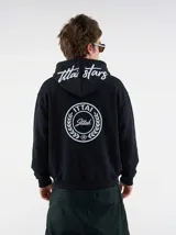 Hoodie negro con capucha, diseño estampado en la espalda con el logo de la marca dentro de un círculo de laureles y texto en la parte posterior de la capucha.