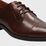 Zapato de vestir formal Hush Puppies modelo Jazz, confeccionado en cuero vacuno color marrón con diseño de puntera reforzada y cierre mediante cordones.