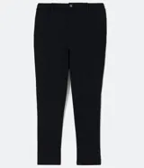 Pantalón slim negro con cierre frontal, botón metálico, presillas para cinturón y bolsillos laterales.